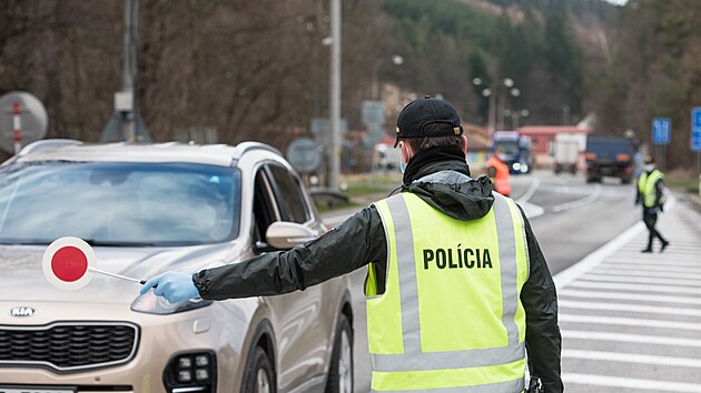 Slovensk policie kontroluje kvli koronaviru auta na pjezdu z eska ve Starm Hrozenkov. (13. bezna 2020)