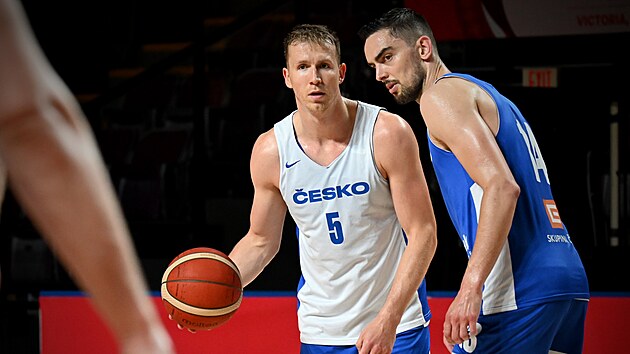 Tom Vyoral (vlevo) a Tom Satoransk na trninku eskch basketbalist