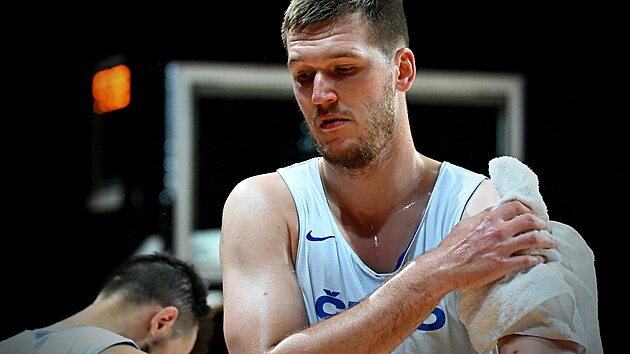 Martin Peterka si leduje rameno po trninku eskch basketbalist.