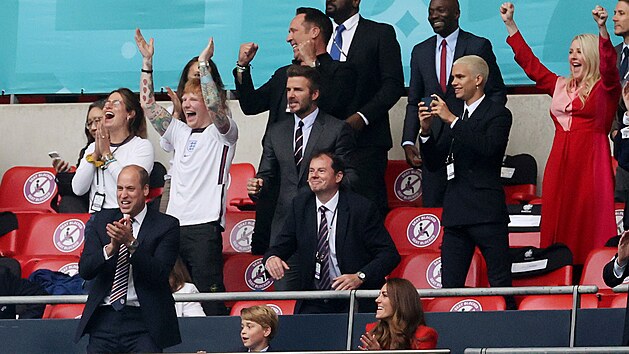 Princ William, vvodkyn Kate a princ George na fotbalovm zpase AnglieNmecko. Za nimi sedli Ed Sheeran, David Beckham se synem Romeem, Ellie Gouldingov a David Seaman. (Londn, 29. ervna 2021)