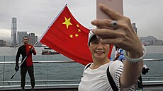 Stoupenci �ínské vlády pózují v Hongkongu. (17. srpna 2019)