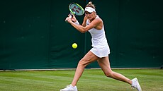 Karolína Plíková hraje forhend ve Wimbledonu. 