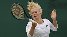Kateina Siniaková se soustedí na forhend v prvním kole Wimbledonu.