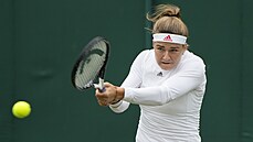 Karolína Muchová hraje bekhend v prvním kole Wimbledonu.