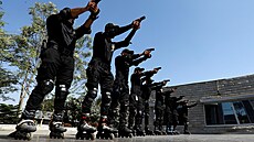 Písluníci policejní zvlátní jednotky pi tréninku na bruslích v Karáí (18....