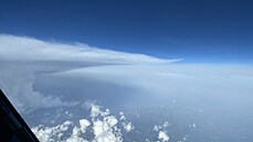 Boukové mraky zachycené pilotem Boeingu 737 nad jihem Moravy krátce ped...