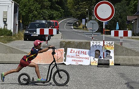 Chlapec na kolobce projídí kolem provizorn uzaveného esko-slovenského...