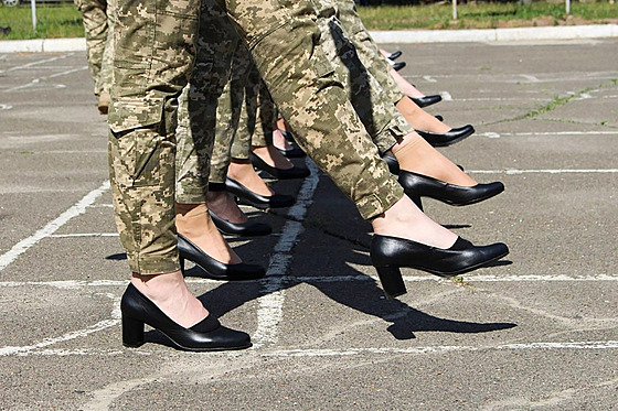 Ukrajinské vojaky se pipravují na výroní pochod. Na nohou pitom mají místo...