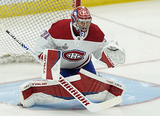 Brankář Montrealu Canadiens Carey Price se soustředí na střely soupeřů z Tampy...