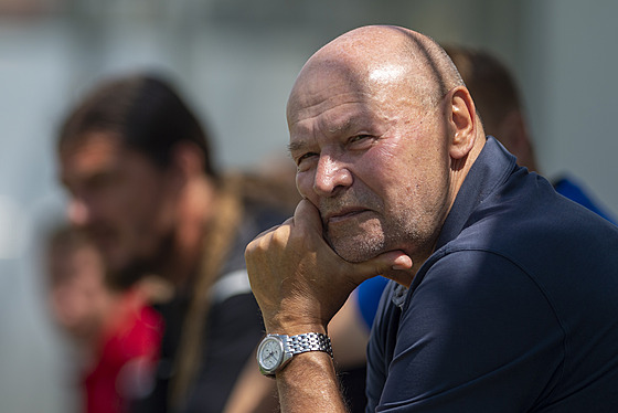 Hradecký trenér Miroslav Koubek sleduje pípravný zápas s Pískem.