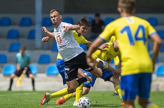 Pípravné fotbalové utkání FC Písek - FC Hradec Králové. Vlevo Erik Prekop z...