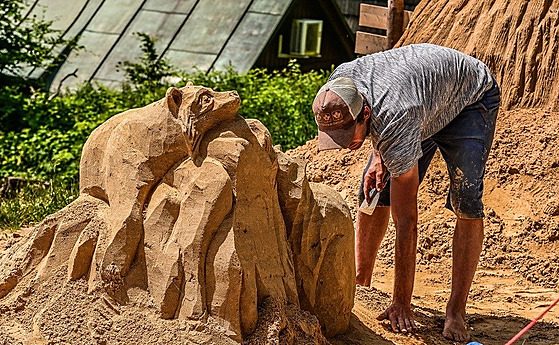 Na Pustevnách vytvořili umělci sochy z 90 tun písku na téma zvířata v...