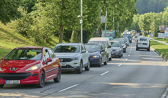 Dopravní zácpa v Březnické ulici ve Zlíně.