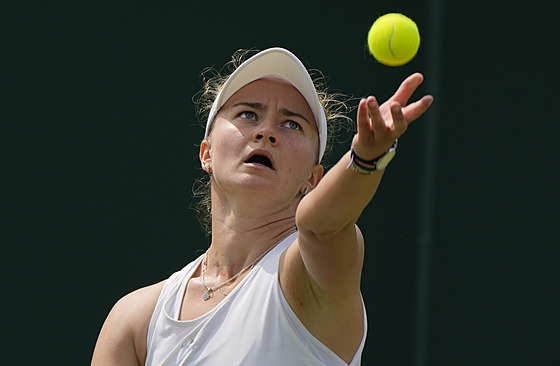 Barbora Krejčíková podává ve druhém kole Wimbledonu.
