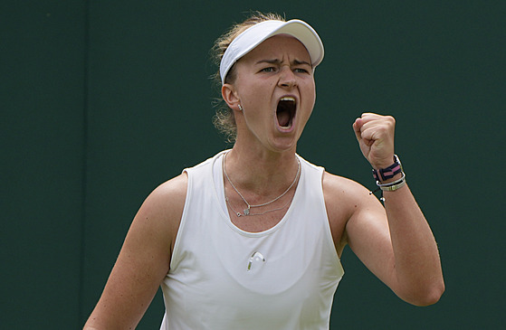 Barbora Krejčíková se raduje z postupu do třetího kola Wimbledonu.