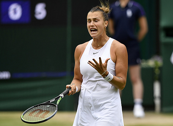 Běloruska Aryna Sabalenková se vzteká v semifinále Wimbledonu.