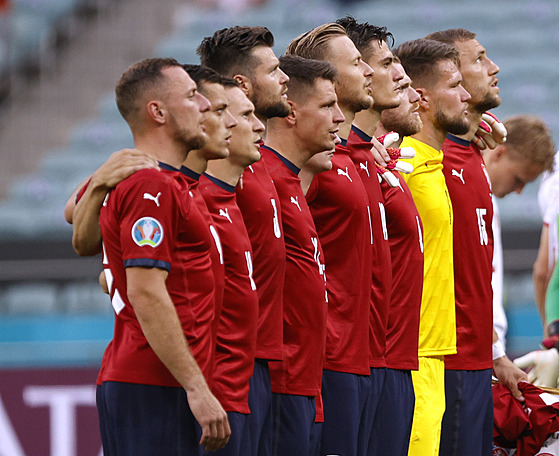 etí fotbalisté zpívají národní hymnu ped tvrtfinále ME proti Dánsku.