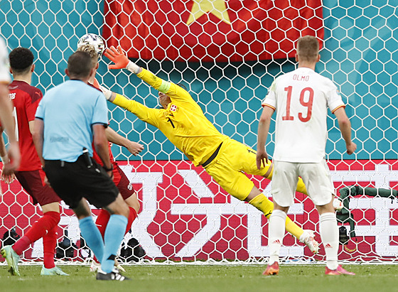 Yann Sommer (výcarsko) zasahuje v utkání proti panlsku.