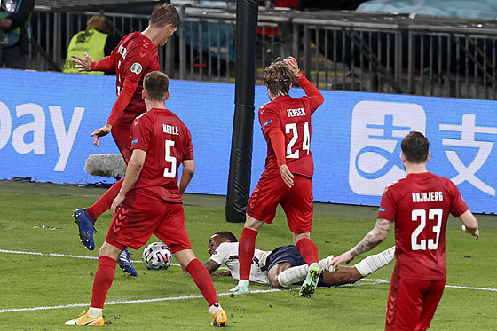 Hodn� ochotn� se b�hem zápasu s Dánskem skácel ve vápn� anglický k�ídelník...