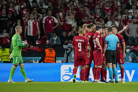 Dántí fotbalisté protestují proti penaltovému verdiktu rozhodího Dannyho...