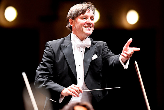 Dirigent Tomáš Netopil při červnovém koncertu s Janáčkovou filharmonií.