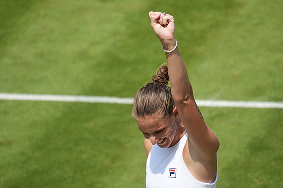 Karolína Plíšková se raduje z postupu do osmifinále Wimbledonu.