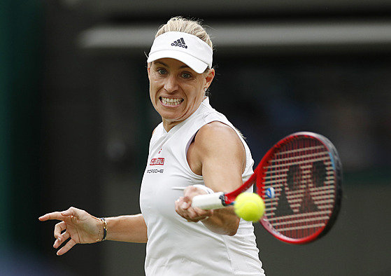 Angelique Kerberová se snaí odehrát balonek ve tvrtfinále Wimbledonu proti...