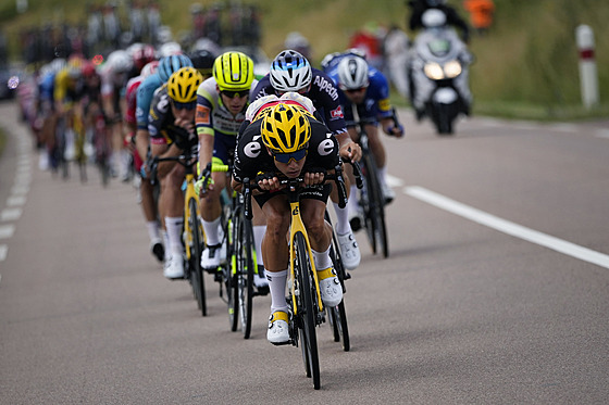 Wout van Aert vede skupinu uprchlíků v sedmé etapě Tour de France.