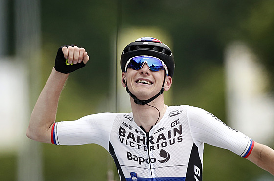Matej Mohorič se raduje v cíli sedmé etapy Tour de France.