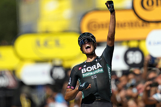 Němec Nils Politt se raduje z vítězství ve dvanácté etapě Tour de France.