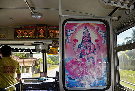 V autobuse zní hlučná hudba a blikají neony kolem Buddhy, Šivy či jiného boha,...