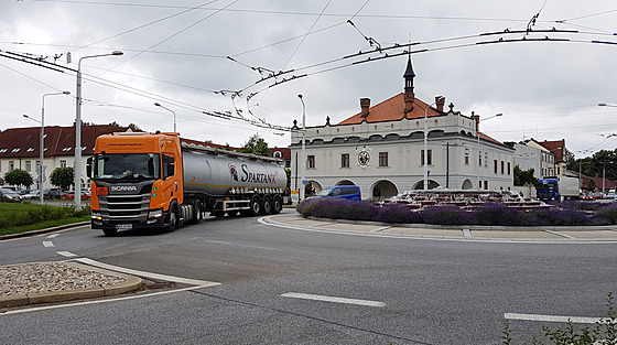Okružní křižovatka na náměstí v Lázních Bohdaneč ještě před zavedením zákazu tranzitu kamionů směrem k dálnici D11. 