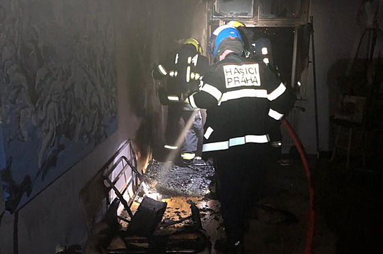 Tři jednotky pražských profesionálních hasičů zasahovaly v ulici Krakovská v...