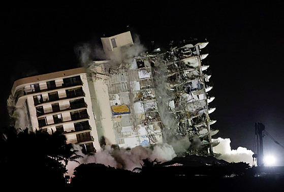 Demoliní eta zbourala ást dvanáctipatrové budovy, která se na konci ervna...