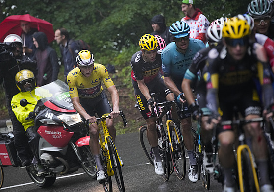 Mathieu Van Der Poel odpadá ze skupiny favoritů během osmé etapy Tour de...