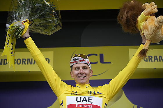 Tadej Pogaar se v osmé etap Tour de France raduje ze zisku lutého dresu.