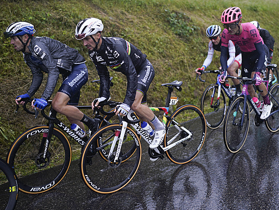 Julian Alaphilippe (uprostřed) šlape v úniku během deváté etapy Tour de France.