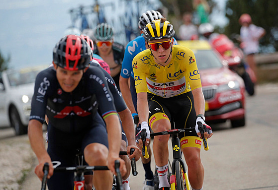 Tadej Pogačar (ve žluté) si hlídá své soupeře během 11. etapy Tour de France.