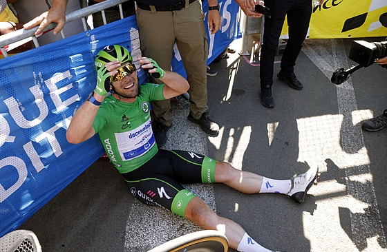 Mark Cavendish se raduje z vítzství ve tinácté etap Tour de France.