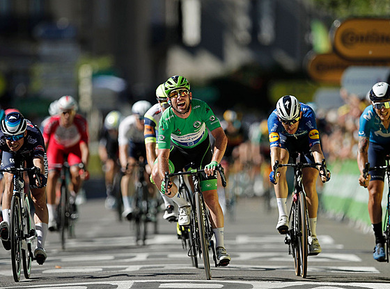 Mark Cavendish se raduje z vítězství ve třinácté etapě Tour de France.