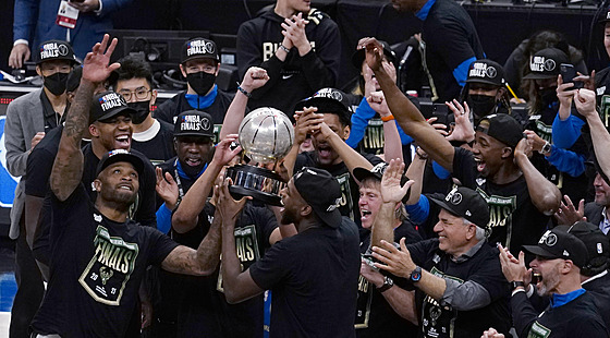 Basketbalisté  Milwaukee Bucks s trofejí pro vítěze Východní konference NBA.