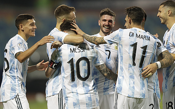 Argentinci slaví gól Lionela Messiho.
