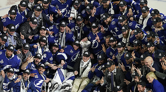 Hokejisté Tampa Bay Lightning slaví obhajobu Stanley Cupu.