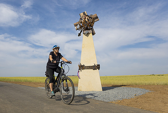 Cyklostezku z Boršic do Zlechova zdobí Gorazdův obelisk (červenec 2021).