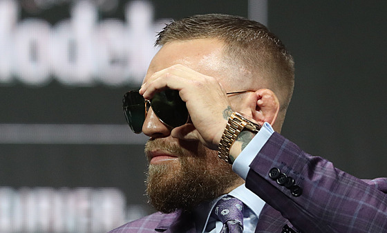Brýle z hlavy nesundal. Conor McGregor přišel na tiskovou konferenci v saku a...