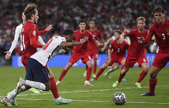 Raheem Sterling se porou�í na trávník. Penalta? Podle Angli�an� rozhodn�,...