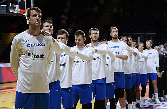 etí basketbalisté naslouchají tónm hymny ped zápasem s Kanadou. V popedí...