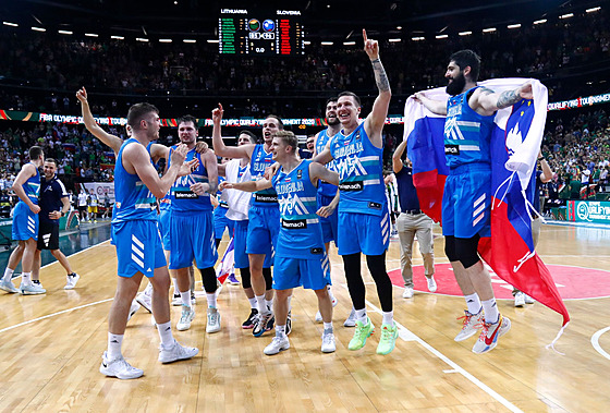 Slovintí basketbalisté slaví postup do Tokia, na turnaj nepustili Litvu.