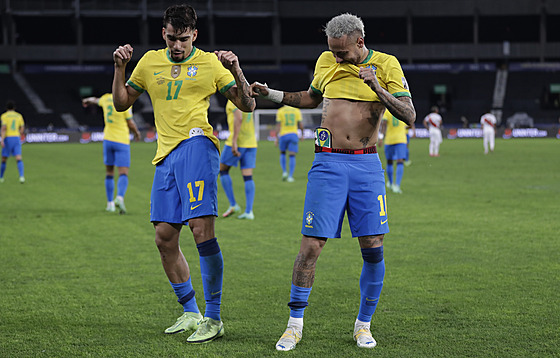 Brazilec Lucas Paquetá (vlevo) slaví svou trefu proti Peru, vedle nj taní...