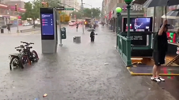 VIDEO: Metro v New Yorku se ocitlo pod vodou, k městu se blíží bouře Elsa